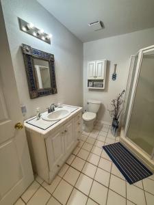 een badkamer met een wastafel, een toilet en een douche bij Slice Of Paradise in Gravois Mills +14 foto's