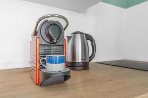 Kemudahan buat kopi dan teh di new cozyflat free wifi e AC 7 min Rho fiera