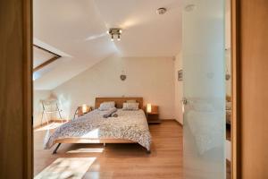 Postel nebo postele na pokoji v ubytování Le Gîte de Bronromme - villa 5 chambres 9p + 32 fotografií