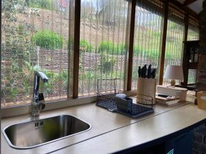 eine Küchentheke mit Spüle und Fenster in der Unterkunft Rosetta River Retreat in Mooirivier