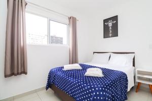 Una cama o camas en una habitación de Studio com Garagem Centro Histórico de Curitiba