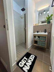 Ένα μπάνιο στο Gemütliche City Wohnung mit Terrasse 4 Betten +15 φωτογραφίες