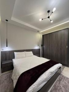Ένα ή περισσότερα κρεβάτια σε δωμάτιο στο Evoke suites royal
