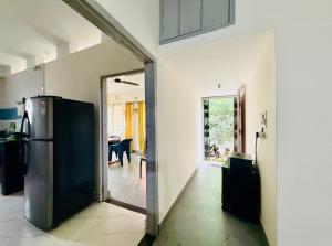 O bucătărie sau chicinetă la Marias Homestay Spacious 3 BHK ENTIRE UNIT