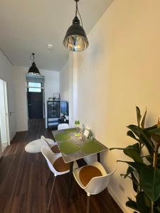 Μια τηλεόραση ή/και κέντρο ψυχαγωγίας στο Gemütliche City Wohnung mit Terrasse 4 Betten