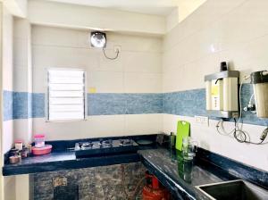 O bucătărie sau chicinetă la Marias Homestay Spacious 3 BHK ENTIRE UNIT