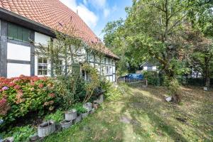 an exterior view of a house with a garden at Wie Bei Muddi in Lübbecke