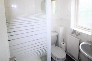 a white bathroom with a toilet and a sink at 3 Bed Detached - 3 Bathrooms - Parking - Quiet in Doncaster +23 photos