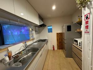 Η κουζίνα ή μικρή κουζίνα στο Lhouseー遊べる宿ビリヤード 大型スクリーン 岡山駅徒歩15分