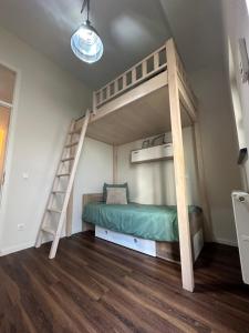 Ένα ή περισσότερα κρεβάτια σε δωμάτιο στο Gemütliche City Wohnung mit Terrasse 4 Betten