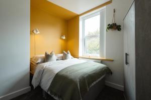 En eller flere senge i et værelse på Luxury 3 Bed Home Near Peak District with Cinema Room