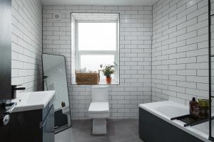 Et badeværelse på Luxury 3 Bed Home Near Peak District with Cinema Room