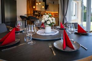 Fotografie z fotogalerie ubytování EHM Elegantes Design Apartment zwischen Linz&Wels v destinaci Pucking + 31 fotografií