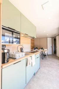 una cucina con un lavello e un piano di lavoro di Résidence Camping La Buidonniere - Chalet confortable et lumineux en pleine nature MAE-1033 ad Aussois