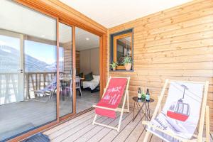 una veranda con sedia e tavolo sul ponte di Résidence Camping La Buidonniere - Chalet confortable et lumineux en pleine nature MAE-1033 ad Aussois Altre 2 foto