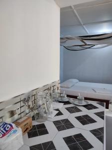 een keuken met een zwart-wit geruite vloer bij Gede Guest Homes in Watamu +1 foto
