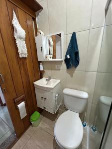 une petite salle de bain avec toilettes et lavabo dans l'établissement Casa Paiol Grande, à São Bento do Sapucaí 10 autres photos