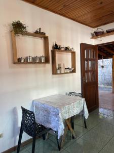 une salle à manger avec une table et deux chaises dans l'établissement Casa Paiol Grande, à São Bento do Sapucaí