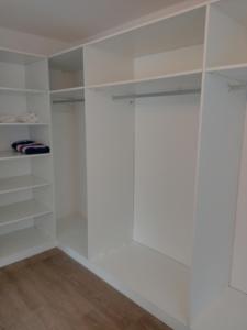 vestidor con paredes blancas y suelo de madera en Mountain View, en Hermanus