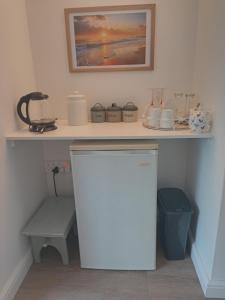 una cocina con una encimera con un estante y un refrigerador en Mountain View, en Hermanus