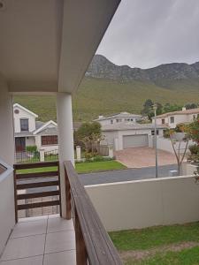 una vista desde el balcón de una casa en Mountain View, en Hermanus