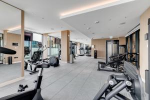 Fitness centrum a/nebo fitness zařízení v ubytování GLOBALSTAY The Crest Tower C Apartments