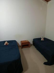 two beds in a room with two cats laying on them at Alojamiento en Terrazas Del Norte Tipuro Maturin in Maturín +10 photos