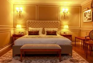 Postel nebo postele na pokoji v ubytování Hôtel Colbert Palace + 43 fotografií