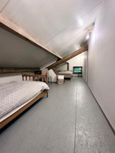 ein Dachgeschoss-Schlafzimmer mit Bett und Kamin in der Unterkunft MMGhome - Gîte à la ferme in Frasnes-lez-Anvaing