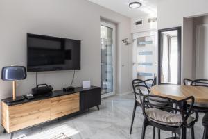 Una televisión o centro de entretenimiento en B9 Penthouse Alsóörs