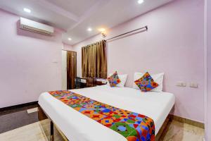 Postel nebo postele na pokoji v ubytování FabHotel Sahana Residency