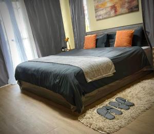 1 dormitorio con 1 cama y zapatillas en el suelo en Casa Gris with Shared Pool, en Ban Bo Han