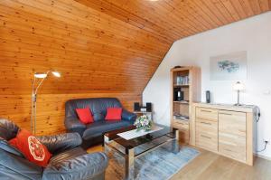 ein Wohnzimmer mit Sofa und Tisch in der Unterkunft Haus Barbara in Außertal