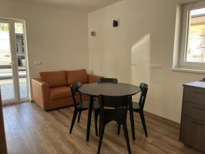 ein Wohnzimmer mit Tisch und Stühlen und einer Couch in der Unterkunft Holiday Home Počúvadlo in Počúvadlo