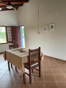 a dining room with a table and two chairs at Complejo Juan Pablo in Colón