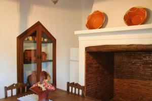 a living room with a fireplace with plates on the wall at Quinta da Figueirinha in Marvão