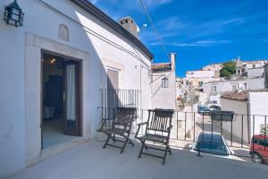 two chairs sitting on the balcony of a house at Le Antiche Mansioni 2 in Monte SantʼAngelo