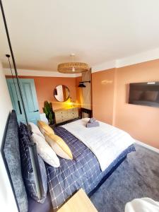 Urban 4BR house - Central-FREE parking-NO PARTY في غلاسكو: غرفة نوم بها سرير كبير مع وسائد