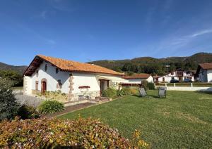 a small white house with a yard with a lawn sidx sidx sidx at Martirenia in Ossès
