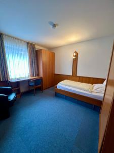 ein Hotelzimmer mit Bett und Schreibtisch in der Unterkunft Hotel Ickhorn in Werne an der Lippe