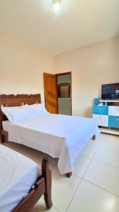 een slaapkamer met 2 bedden en een tv. bij Casa Térrea em Correntina in Correntina