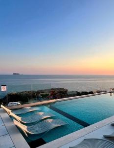 una piscina con vista al mar en R Lapsi Guesthouse, en Siġġiewi