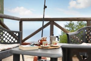 un tavolo con due tazze di caffè e un libro di Los Nardos a Montijos