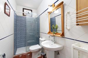 un bagno con un water e un lavandino di Los Nardos a Montijos Altre 16 foto