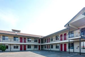an empty parking lot in front of a building at King City Motel by OYO Pasco in Pasco