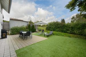 フロイデンシュタットにあるFerienhäuser Stickelのテーブルと椅子と傘のあるパティオ