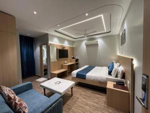 a hotel room with a bed and a couch at Hotel Paras in New Delhi