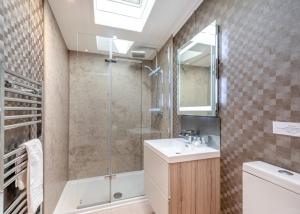 une salle de bain avec un lavabo et une douche dans l'établissement Nunland Hillside Lodges, à Lochfoot