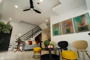 马尼拉20 Boeing Apt的带吊扇和黄色椅子的客厅