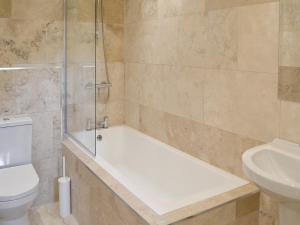 Et badeværelse på The Old Workshop + 2 billeder